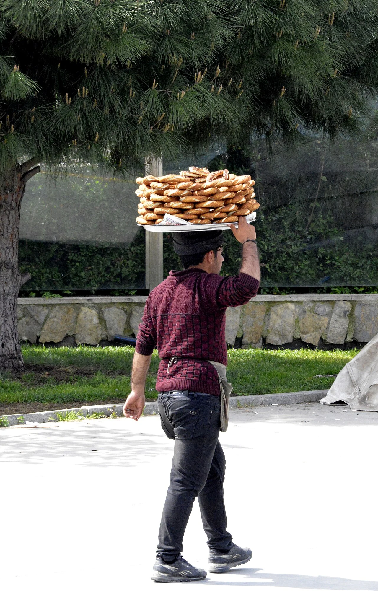 A street vendor carrying simit in Istanbul.
