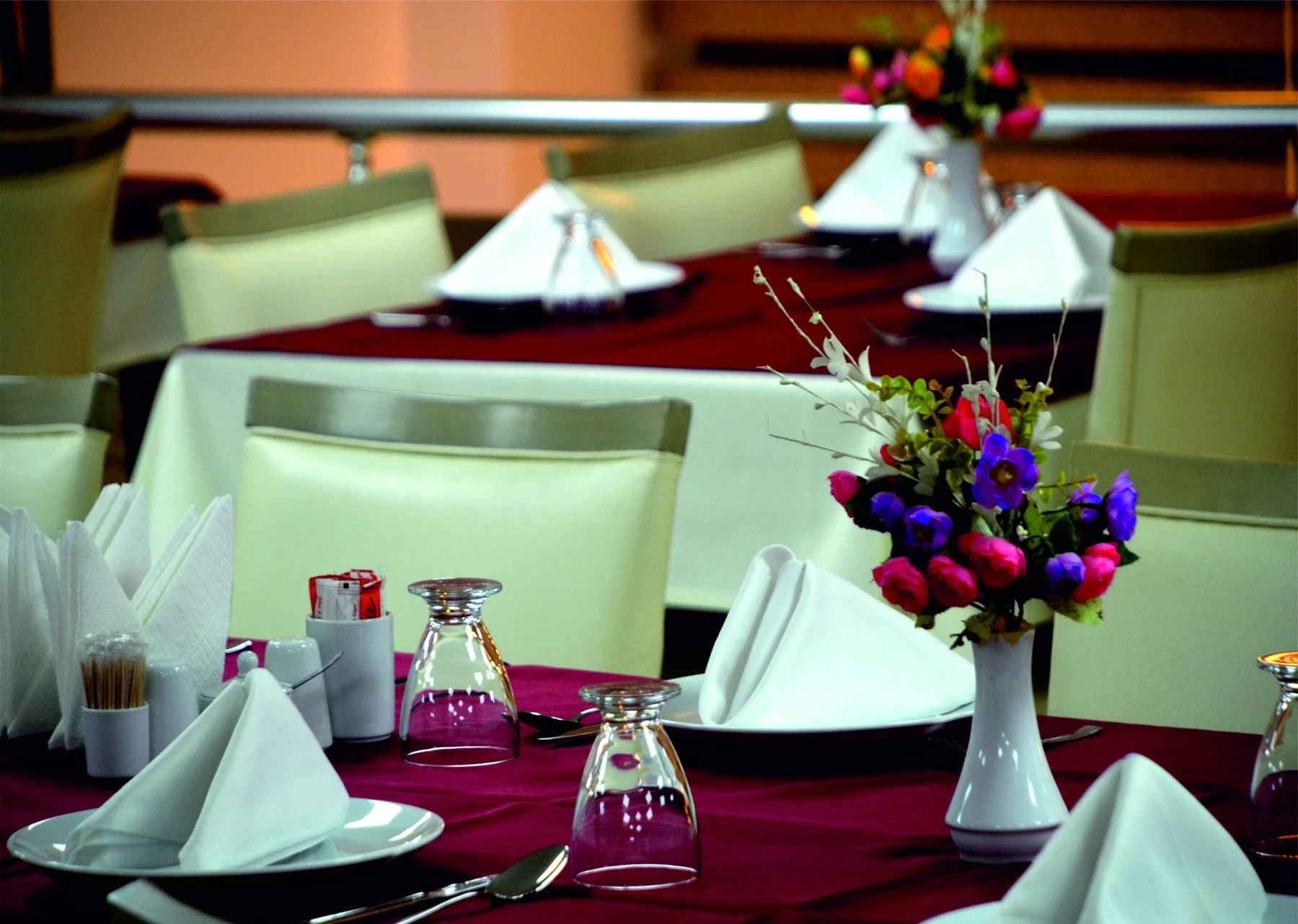 Prepared tables in the dining room at Konyali Haci Vehbi Usta, Nevşehir