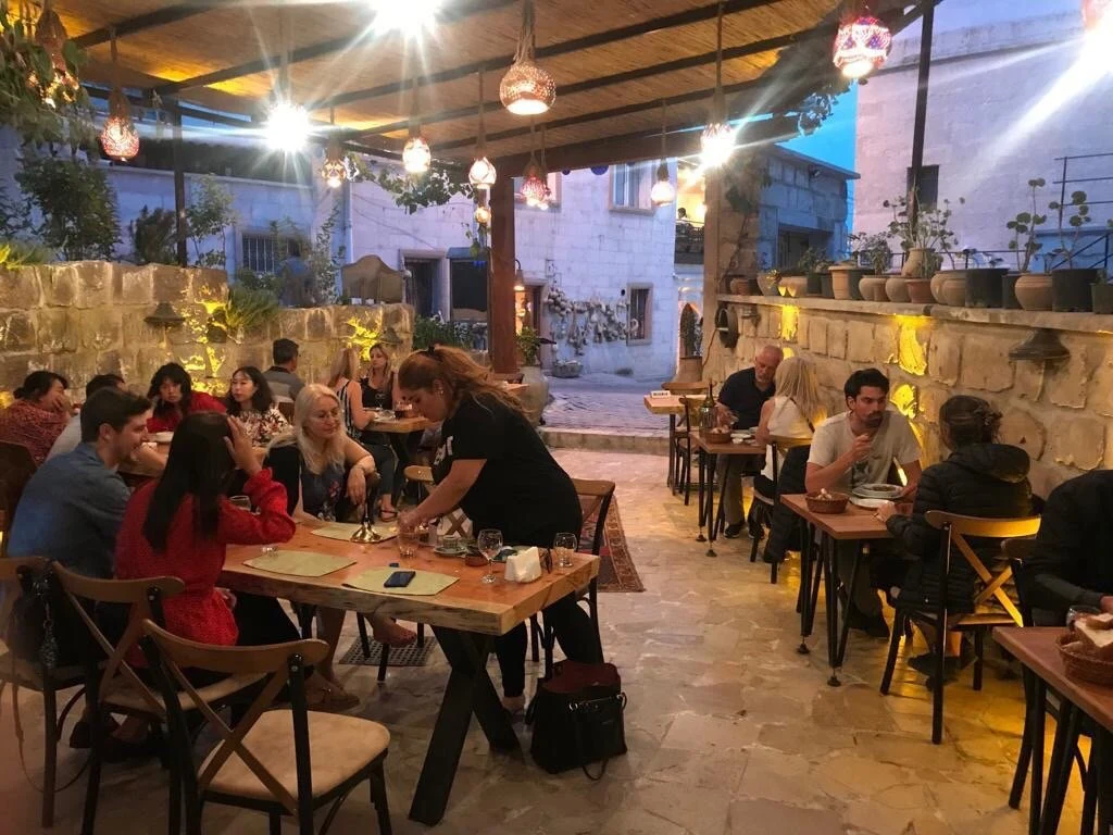 Courtyard dining at İnci Cave Restaurant in Göreme