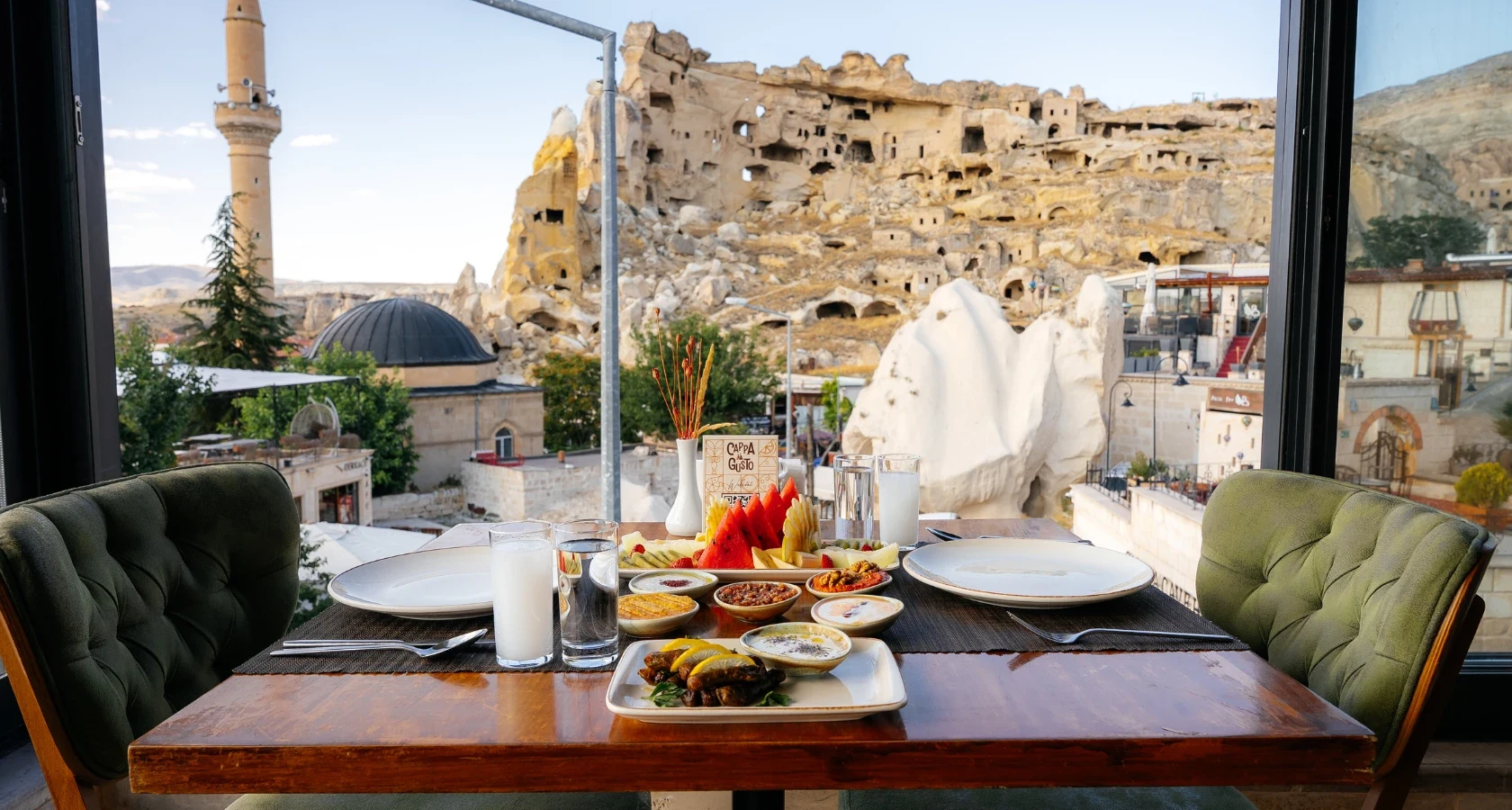Dining table overlooking Çavuşin rock formations at Cappa Gusto, Çavuşin