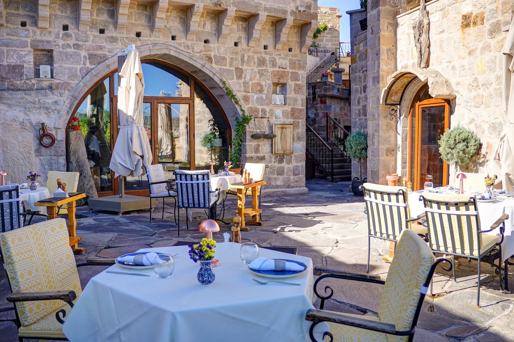 Ardıç Restaurant — Courtyard terrace in Uçhisar