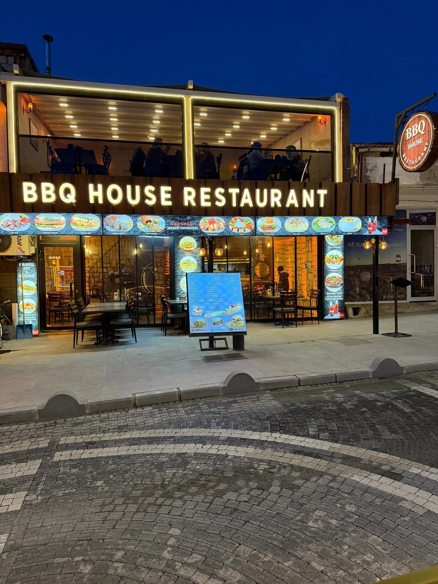 Bbqhouse Restaurant in Uçhisar — restaurant exterior at night