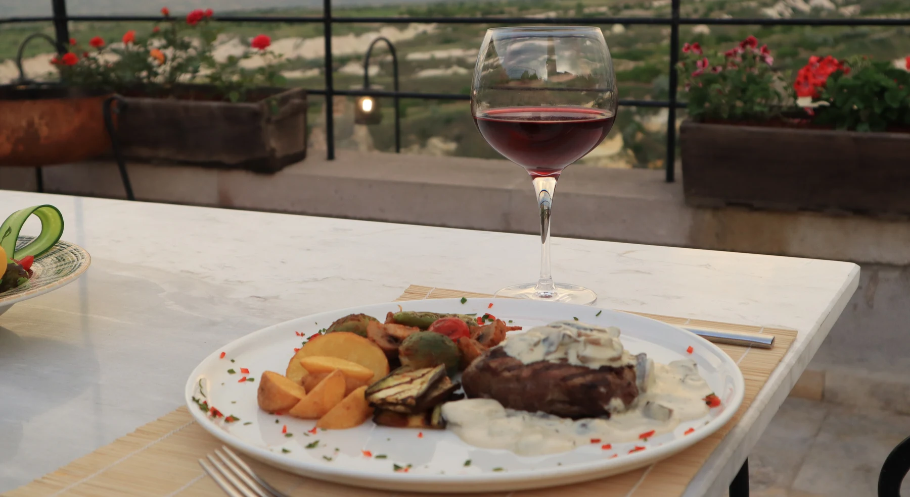 Satrap Restaurant in Uçhisar — terrace table