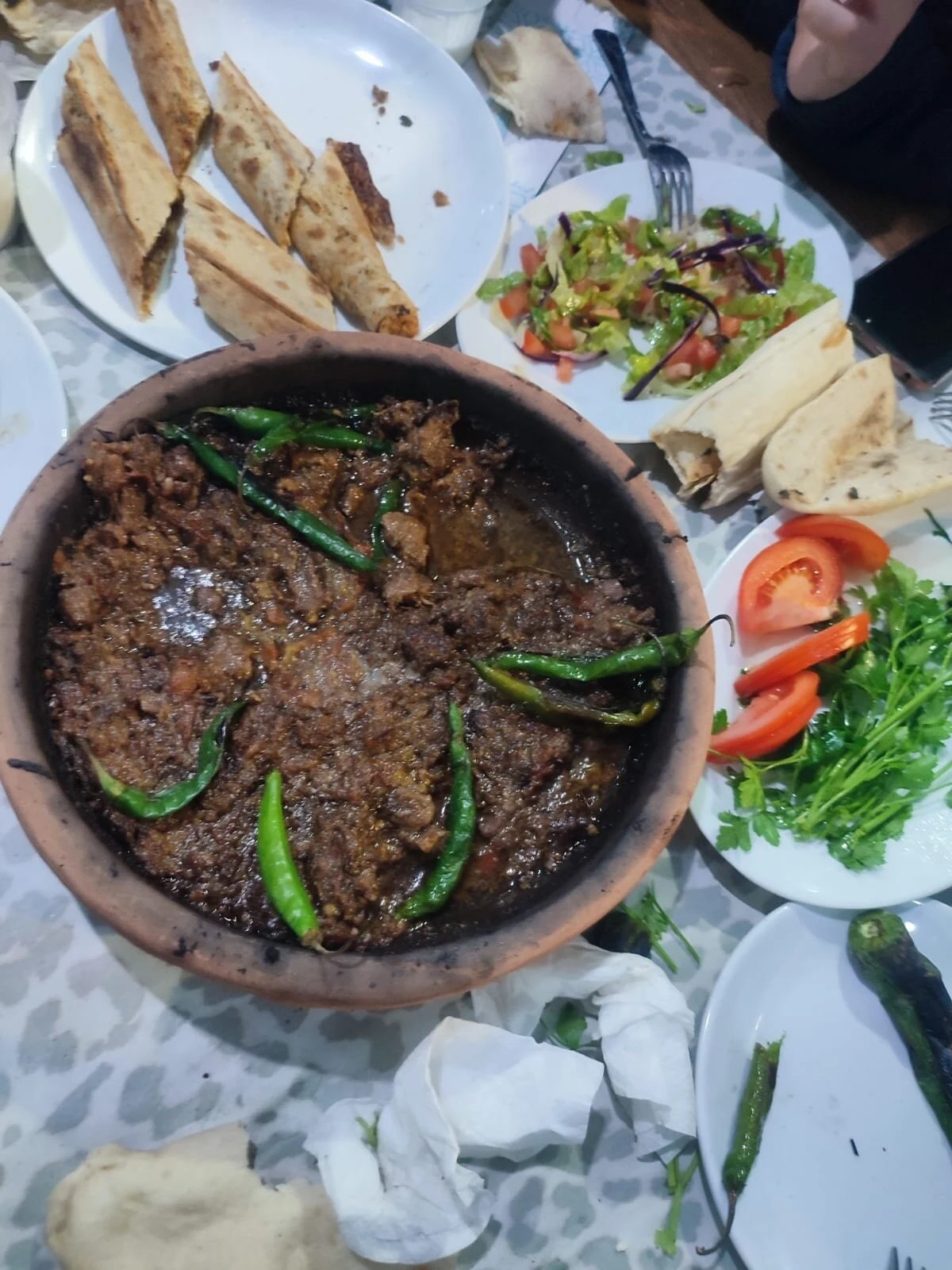 Tavaci Aynur Nevşehir Tava Pide Çiğneme Lahmacun Pita Bread Meat Pan Casserole Tile Meal Cappadocia Restaurant — Nevşehir tava served at Tavacı Aynur