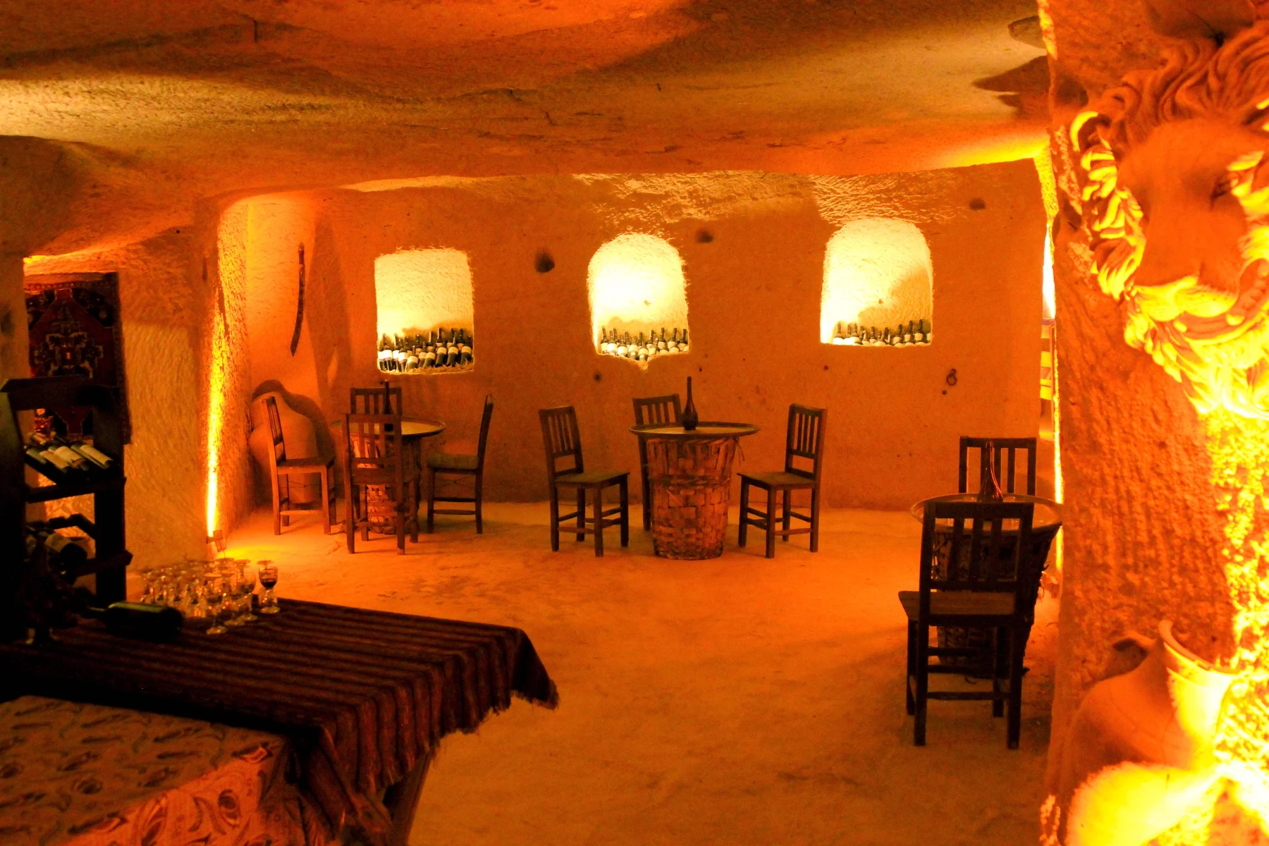 Ortahisar Evi Restaurant Wine House — Cave restaurant dining room