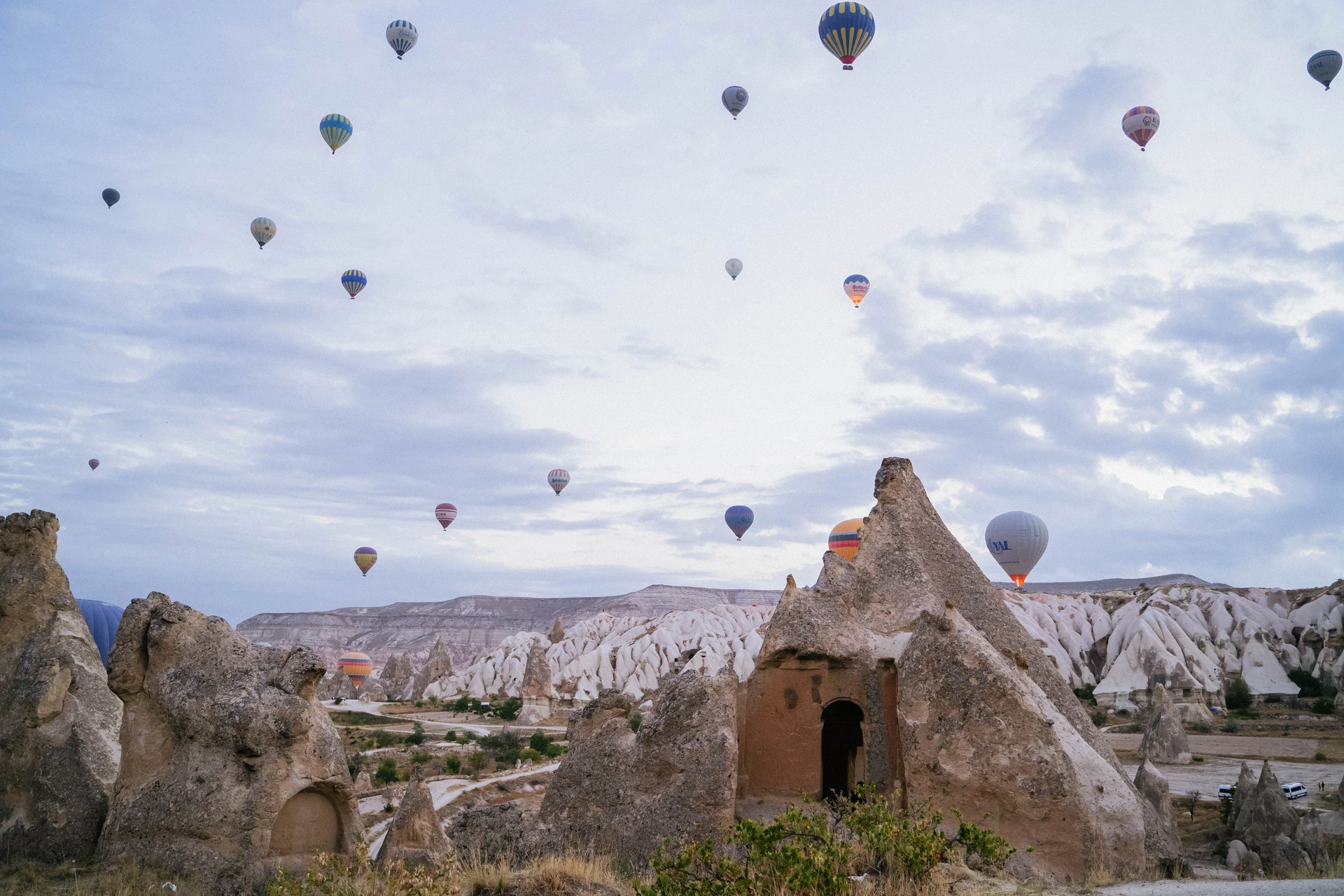 A morning with balloons above Göreme’s rock settlements.
