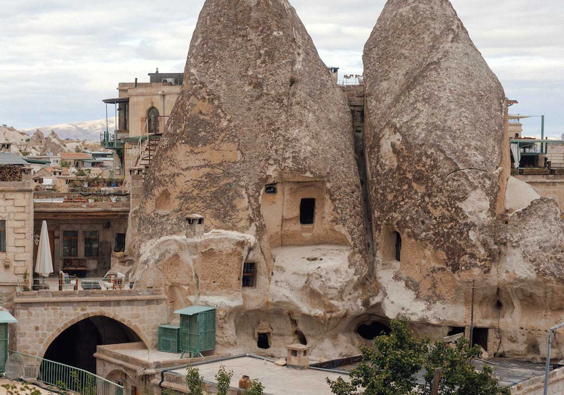 Seten exterior and Göreme rock formations